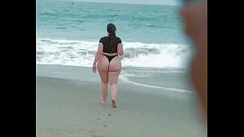 穿比基尼的惊人的曲线女孩