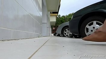 肮脏的脚趾在城市中行走 1